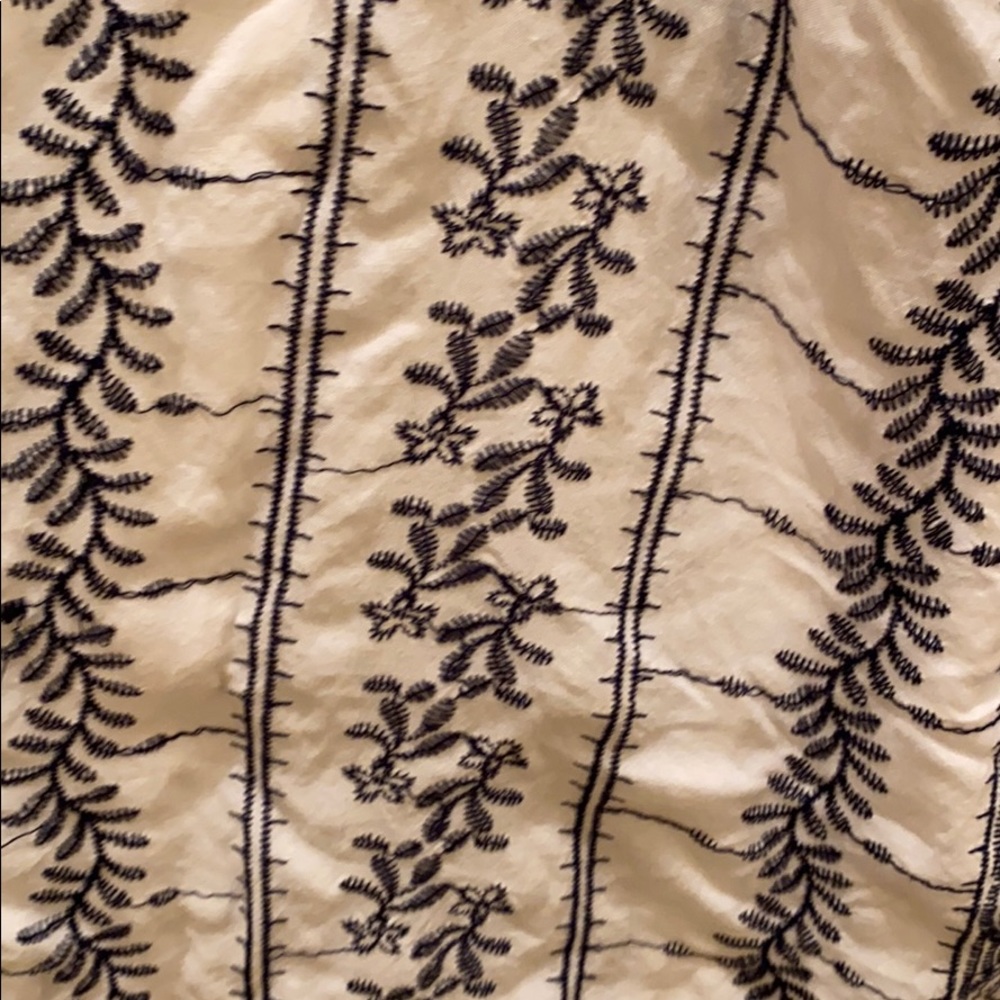 Lulu’s Embroidered Keyhole Tank - Picture 3 of 3